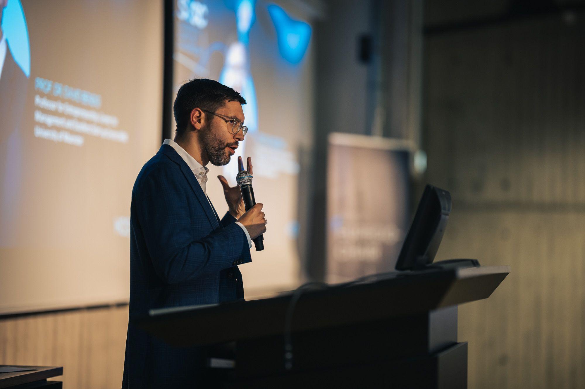 Prof. Dr. David Bendig bei einem Vortrag
