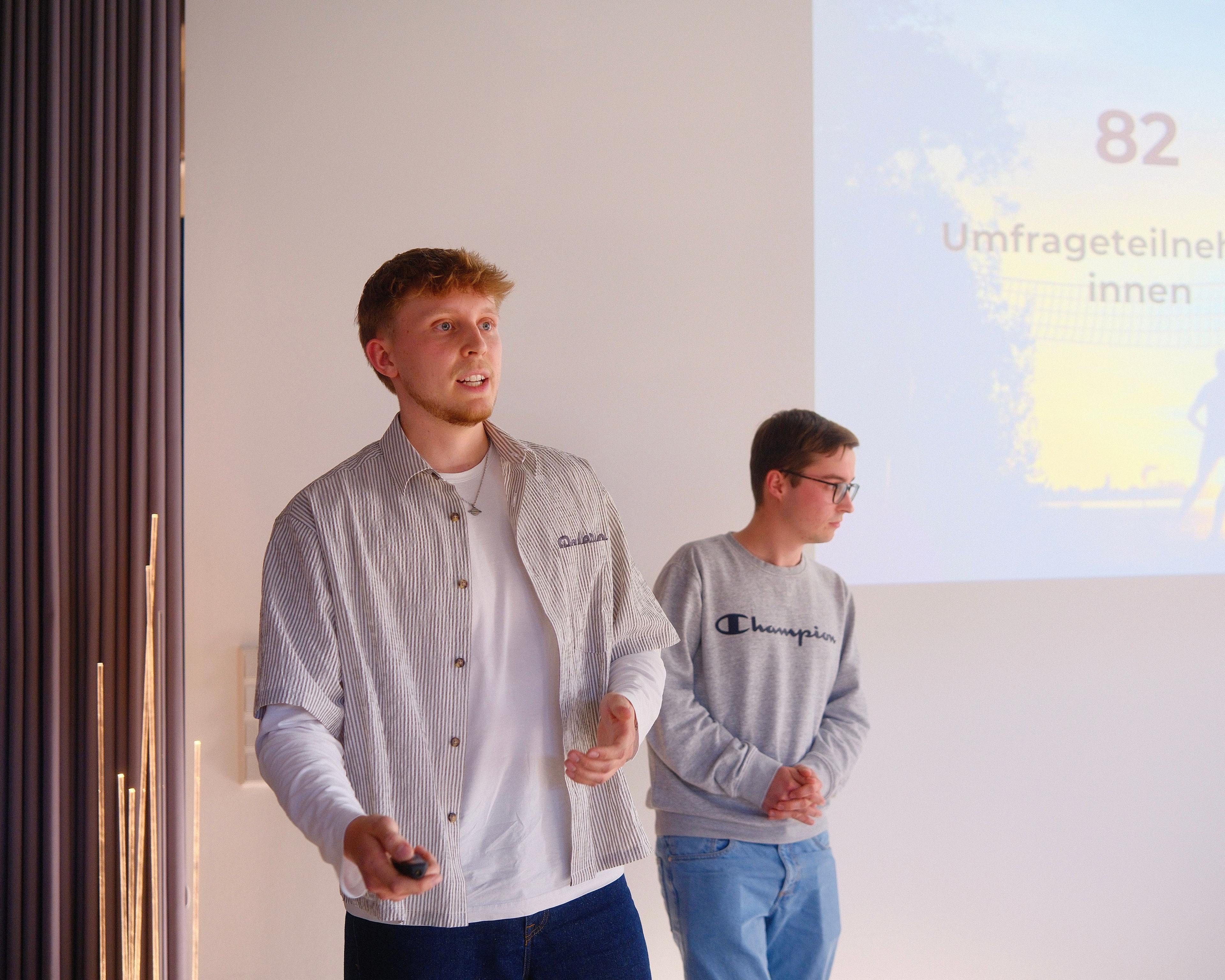 Präsentation auf der Pitchfläche im REACH.