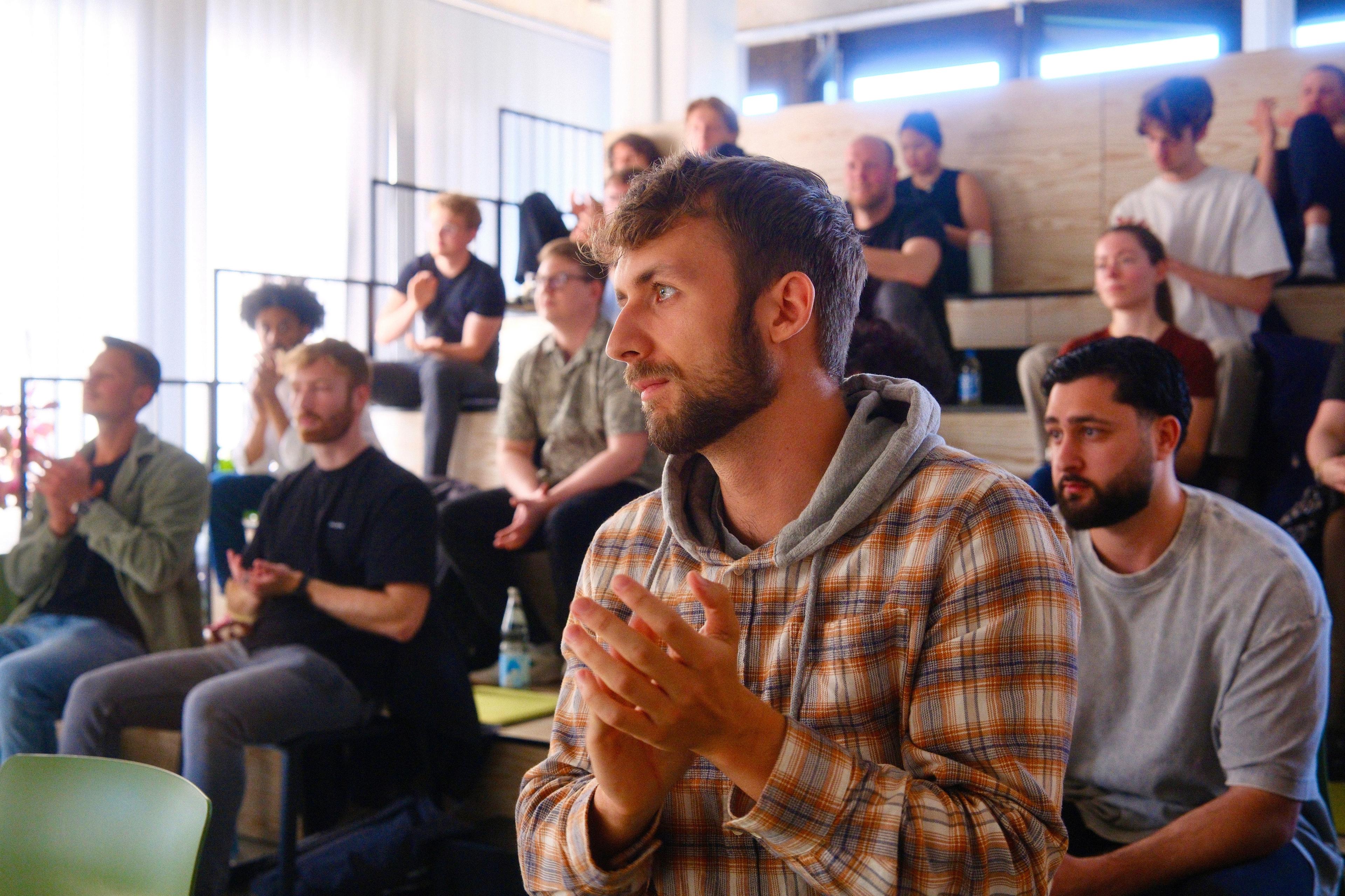 Teilnehmende des Validation Labs auf der Tribüne des REACHs.