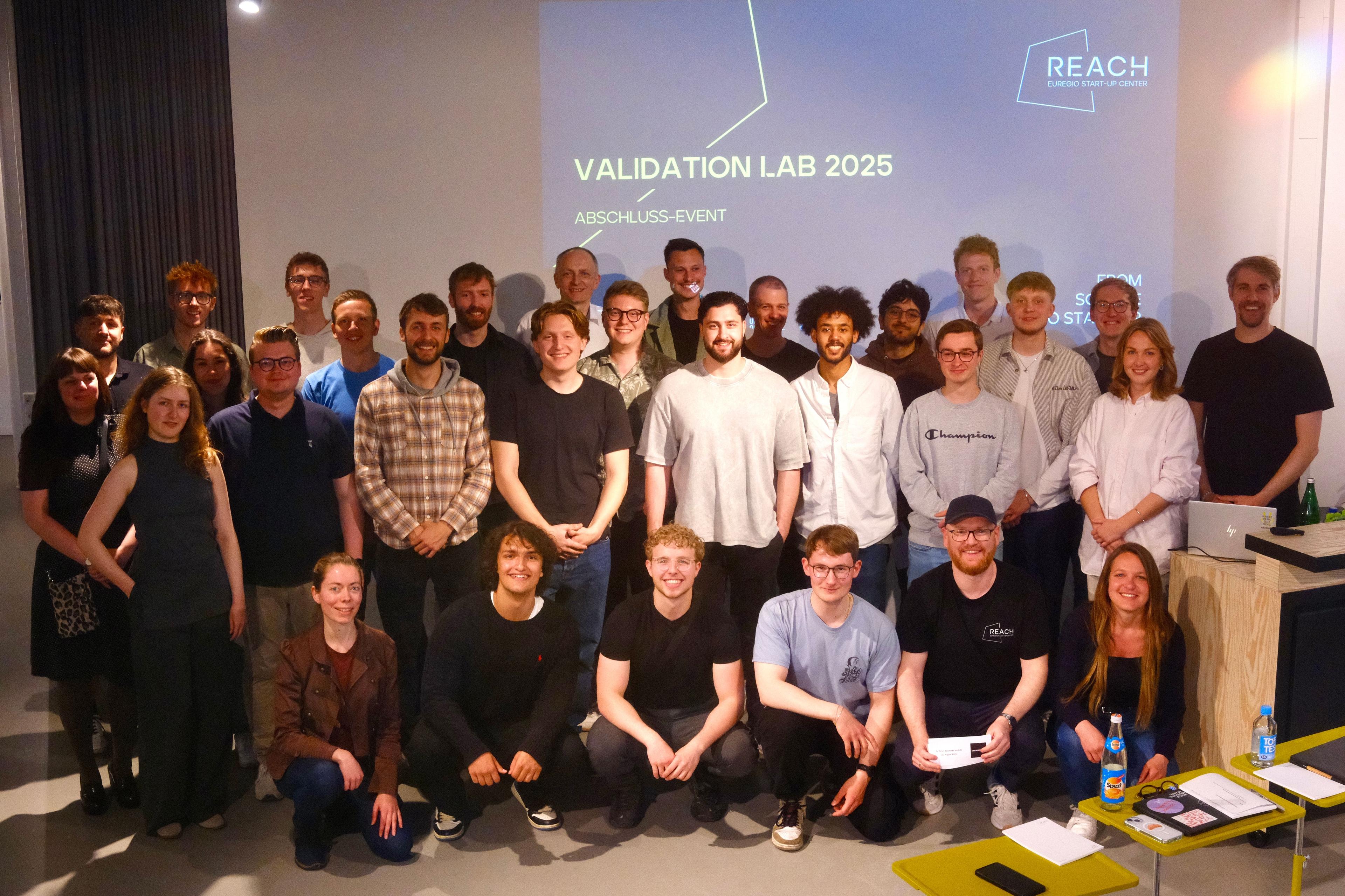 Gruppenfoto mit allen Teilnehmenden und Coaches des Validation Labs.